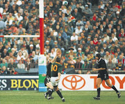 Joel Stransky drop kicks the winning goal as Andrew Mehrthens attempts to stop him during the final rugby world cup match between South Africa and New Zealand held at Ellis Park in Johannesburg on 24 June 1995