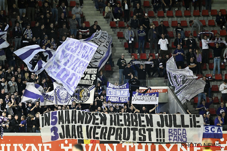 Fans Anderlecht hebben duidelijk spandoek mee in Waregem: "In vijf maanden tijd hebben jullie werk van drie jaar verprutst"