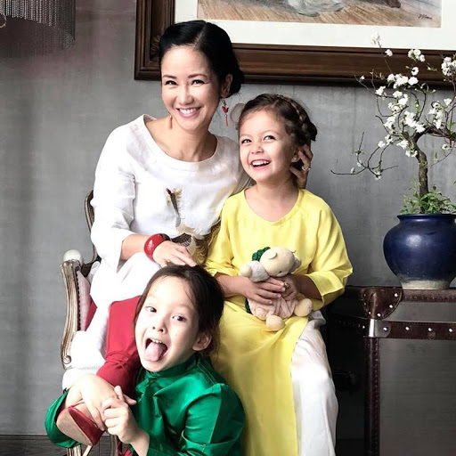 Nữ ca sĩ bên 2 nhóc tì dễ thương