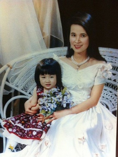 Dương Tú Anh chụp hình cùng mẹ khi còn nhỏ