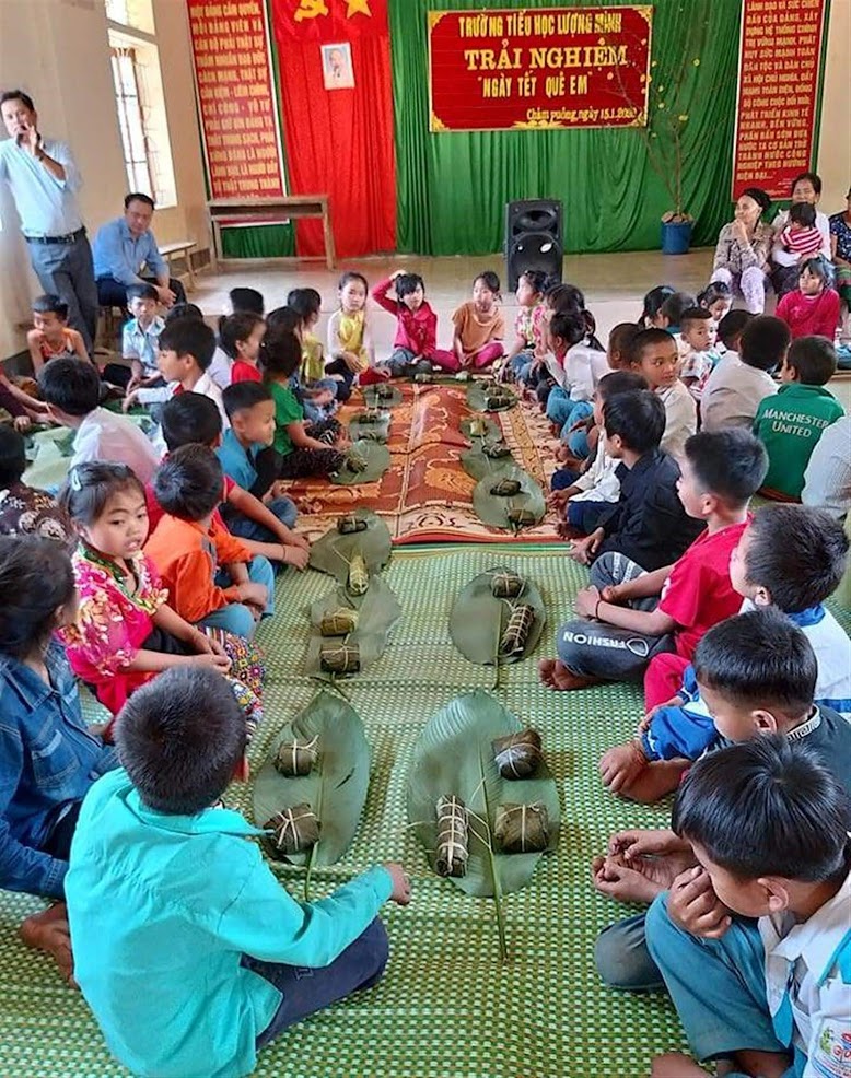 Giáo viên và học sinh Trường Tiểu học Lượng Minh, huyện Tương Dương thi gói bánh chưng