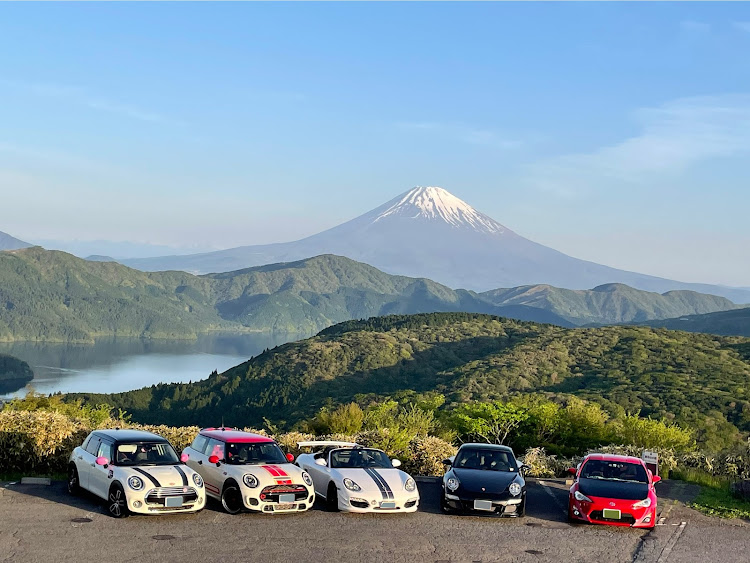 ミニ ハッチバックの連休なにした？・MINI×Porsche・箱根伊豆ツーリング・いつもいいね＆コメントありがとうございます🥰・雨女と呼ばせない☔️に関するカスタム事例の投稿画像3枚目