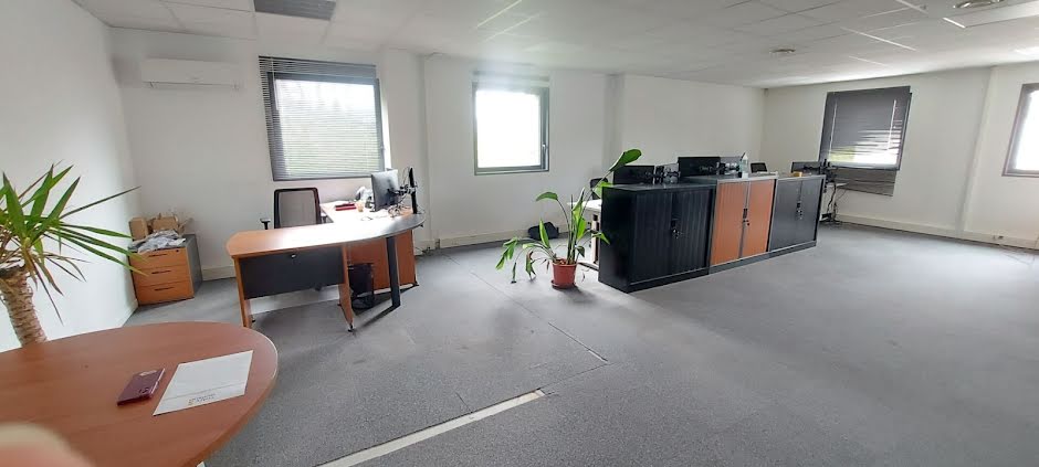 Location  locaux professionnels 3 pièces 135.69 m² à Bouc-Bel-Air (13320), 2 050 €