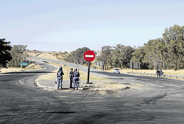 The N2 was closed after protests erupted in Breidbach once again