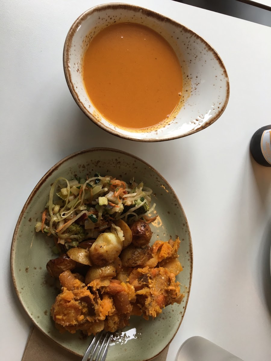 Curry coconut soup with 3 salads