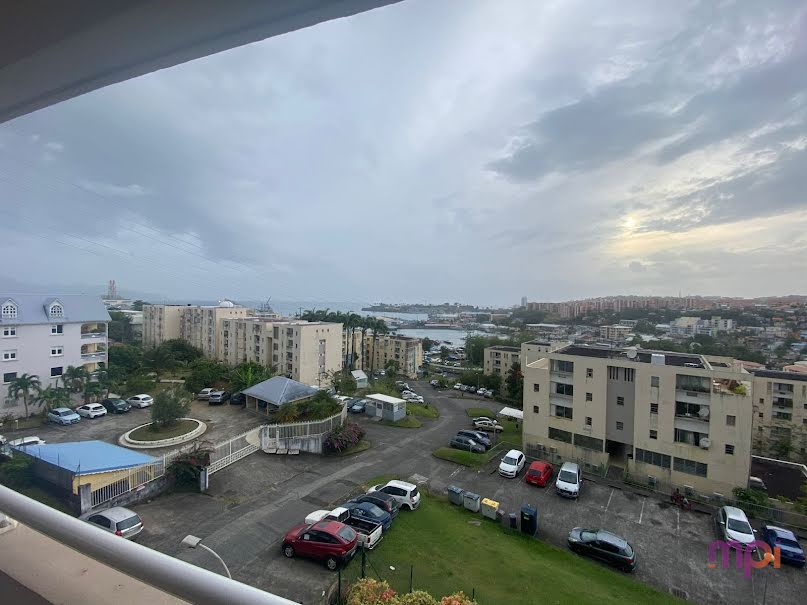 Location  appartement 3 pièces 63 m² à Fort de france (97200), 1 064 €