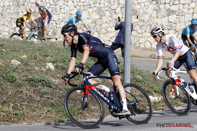 🎥 Even schrikken: Geraint Thomas verkent kasseirit van de Tour en botst op werken