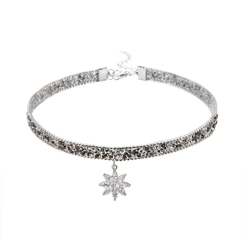 Collier avec pendentif Fleur de Glace, un bijou tendance pour femmes. Un accessoire élégant et raffiné pour sublimer votre look, idéal pour offrir.