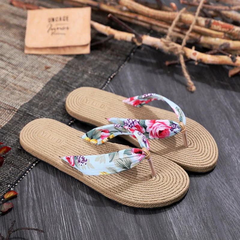 Découvrez un confort ultime avec nos tongs durables, parfaites pour la plage, la piscine ou une tenue décontractée quotidienne. Obtenez les vôtres aujourd'hui!