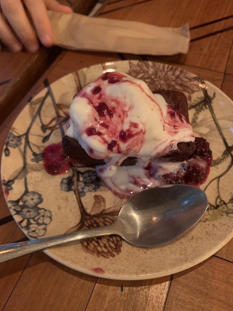 Brownie com nozes, sorvete de baunilha e calda de frutas vermelhas