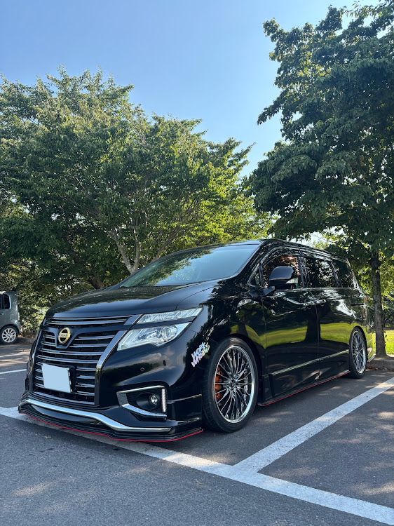 エルグランドのジェットブラックアーバンクロム・DIYカスタム・バンパー外し・熱中症に注意に関するカスタム事例の投稿画像1枚目