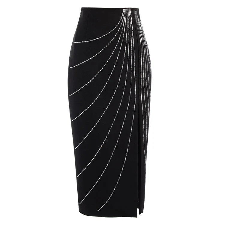 Falda elegante asimétrica con abertura lateral y brillantes, estilo femenino y sofisticado para mujeres modernas.