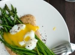 Poached Eggs with Asparagus and Lemon Butter