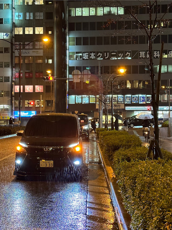 ヴォクシーの中間ストレート・フルスモ・燃費悪いところ以外最高の車・ドライブに関するカスタム事例の投稿画像1枚目