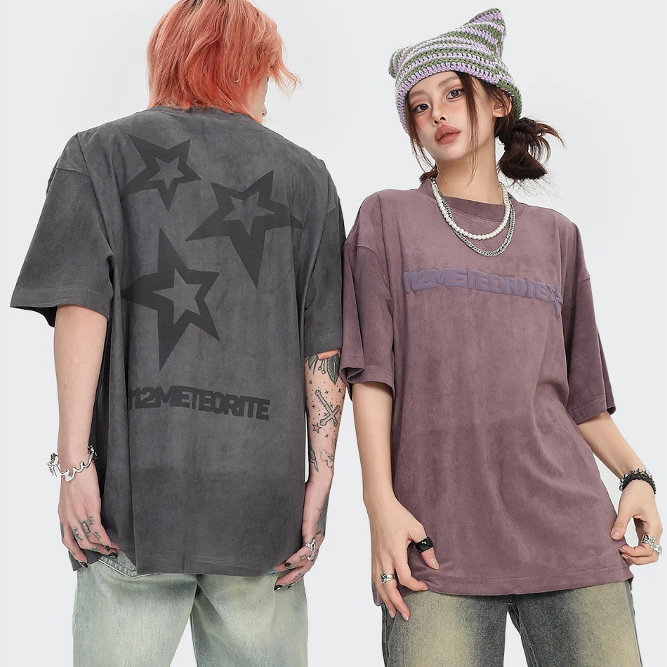 Camiseta para niño con estampado de estrella de cinco puntas, manga corta y efecto puff, ideal para un look moderno y cómodo.