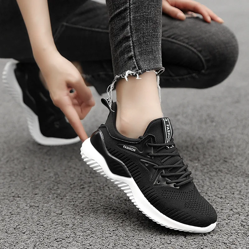 Ademende kleine kokos sneakers voor buiten. Lichtgewicht en comfortabel voor buitenactiviteiten. Perfect om te wandelen of andere outdoor activiteiten.