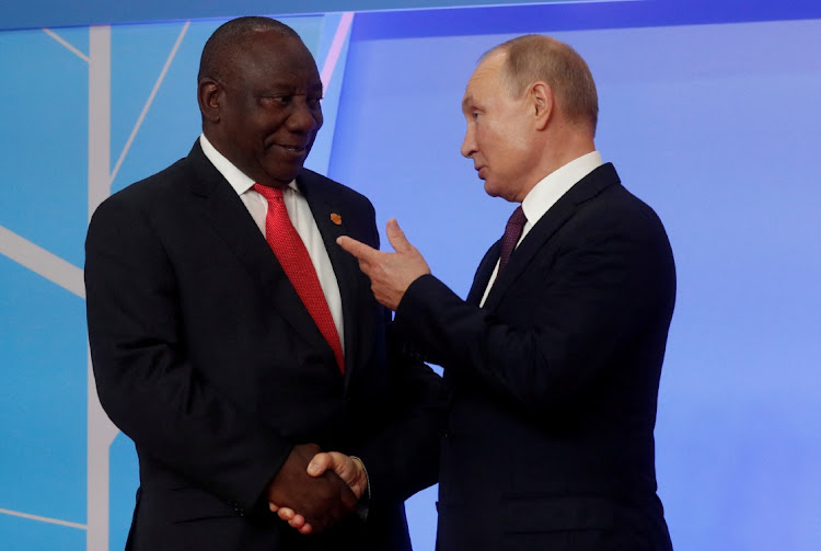 总统弗拉基米尔•普京(Vladimir Putin)和Cyril Ramaphosa拍摄期间为国家元首和政府首脑正式欢迎仪式Russia-Africa峰会成员国在黑海度假胜地索契,俄罗斯,2019年。谢尔盖Chirikov /池通过路透社/文件的照片