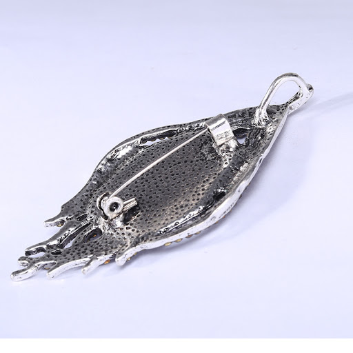 Title 2, Broche plume en coquille dormeau naturelle. Él...