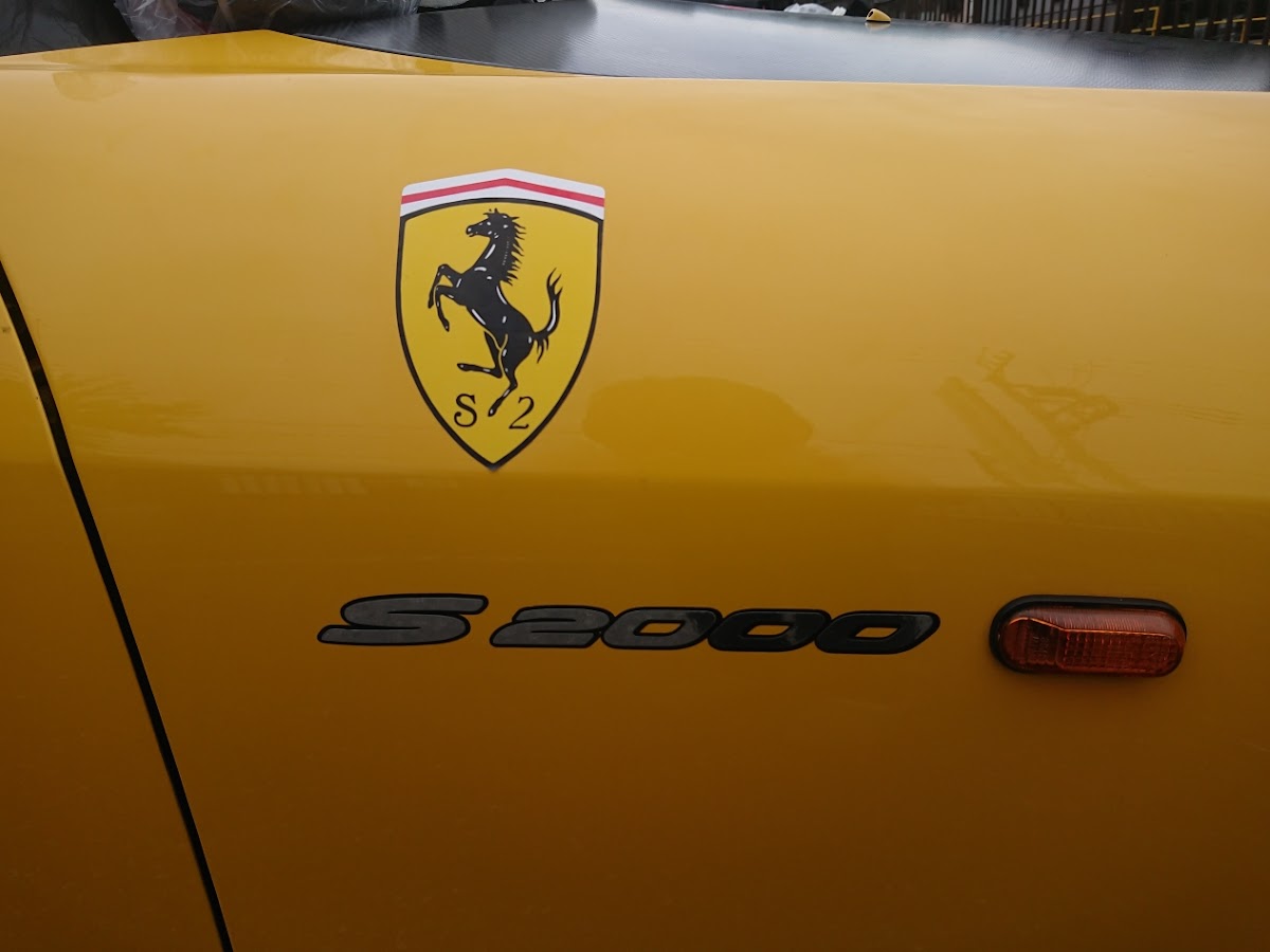 S00 の黄色のs00 Ferrari風 エンブレム交換 おふざけ 思ったより良い感じに関するカスタム メンテナンスの投稿画像 車 のカスタム情報はcartune