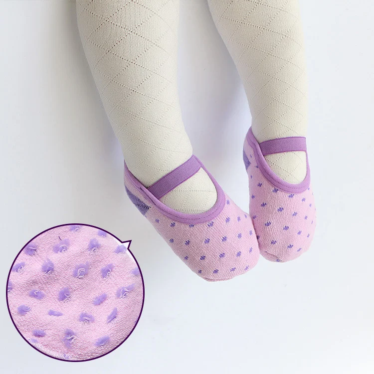 Kinderen's modieuze, bedrukte anti-slip sokken voor vloeren. Zorgen voor veiligheid, voorkomen uitglijden en bieden comfort bij het lopen.