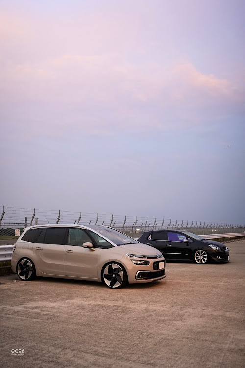 グランドC4 スペースツアラーの目指したのはコンセプトカーのスタイリング・ボルテスター・20インチホイール・ほぼ貸切駐車場・熱中症に注意に関するカスタム事例の投稿画像1枚目