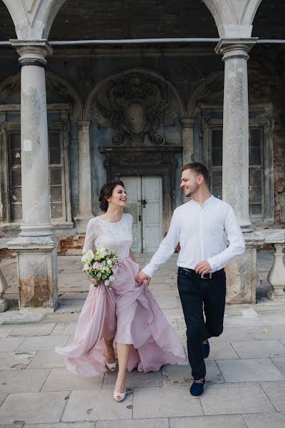 Fotógrafo de casamento Svetlana Kutuzova (simodenjatko). Foto de 12 de fevereiro 2022