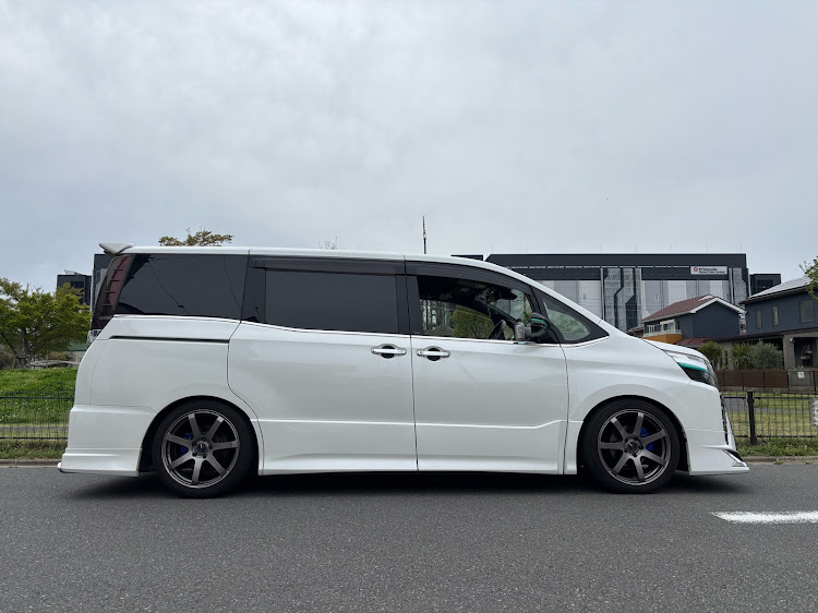 ヴォクシーのヴォクシー80・Blitz車高調・車高調整・バネレート・アンダーガードに関するカスタム事例の投稿画像1枚目