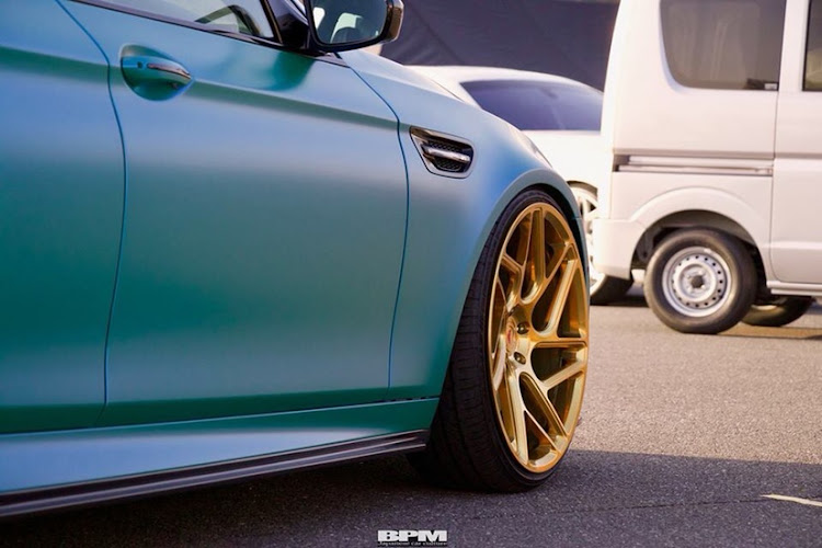 M5のホイール交換・タイヤ交換・車高調整・マフラー交換に関するカスタム事例の投稿画像3枚目
