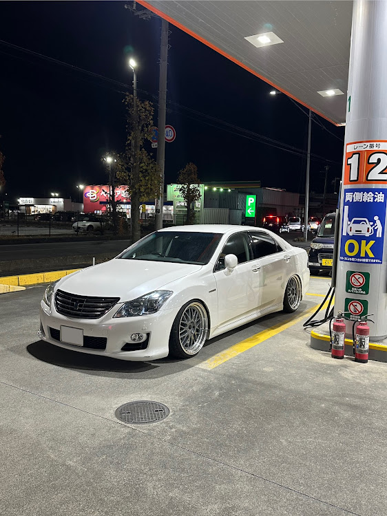 クラウンセダンの納車しました・クラウンハイブリッド・GWS204・ホイール変えた・車高下げたに関するカスタム事例の投稿画像2枚目