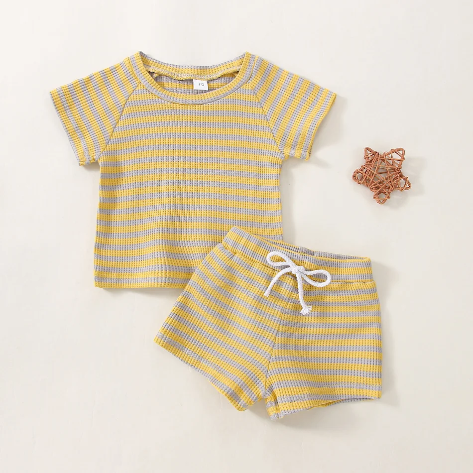 T-shirt enfant à manches courtes et rayures gaufrées Confort et légèreté pour les enfants, idéale pour l'été, respirante et parfaite pour jouer avec style et aisance.
