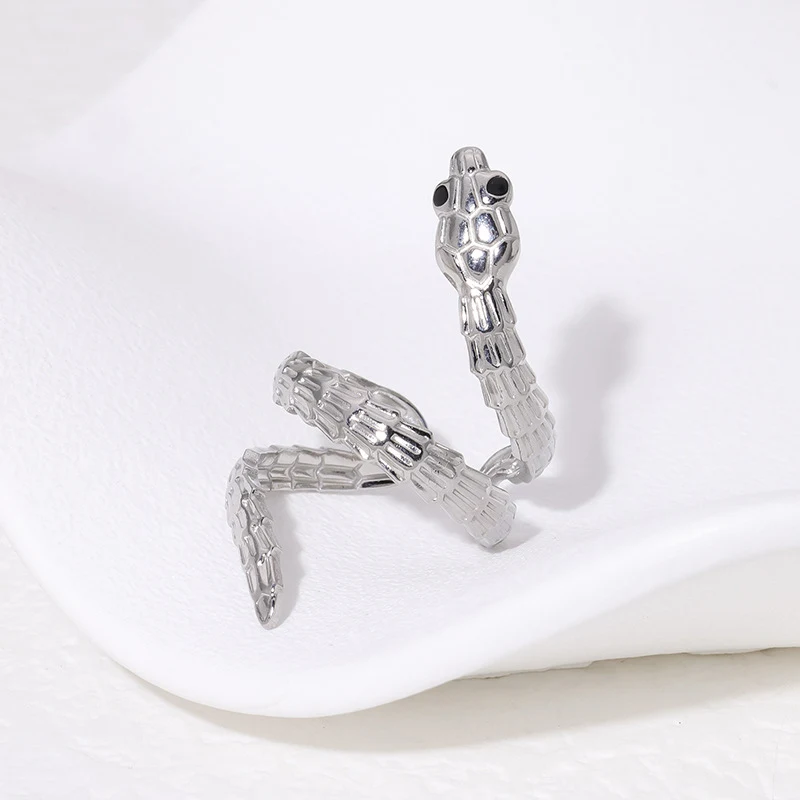 Anillo de acero inoxidable con diseño de serpiente y textura francesa para mujer, un accesorio elegante y moderno para cualquier ocasión.