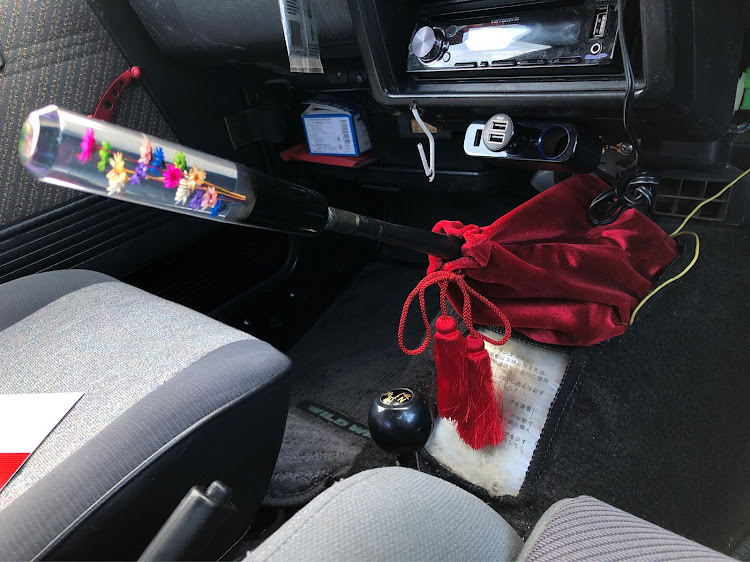 ジムニーのジムニー・JA11・昭和レトロ・チンチラ・シフトブーツカバーに関するカスタム事例の投稿画像1枚目