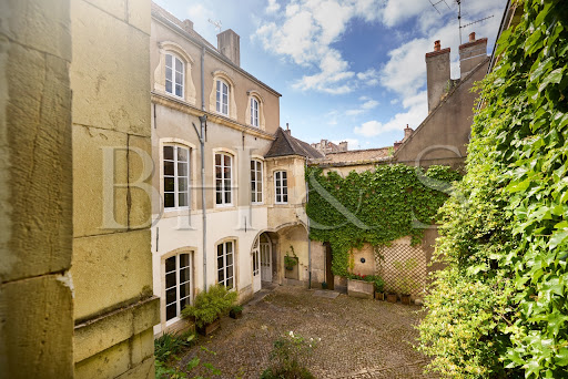Private mansion with garden 4