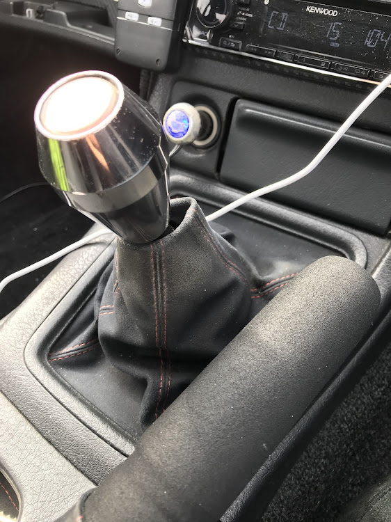 スカイライン GT-Rのシートレール・なんじゃこりゃぱぴゅぱぴゅ・名港撮影に関するカスタム事例の投稿画像4枚目