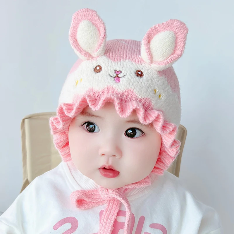 Bonnet en laine à oreillettes pour bébé automne et hiver. Garde les oreilles au chaud, doux et confortable, idéal pour protéger bébé du froid.