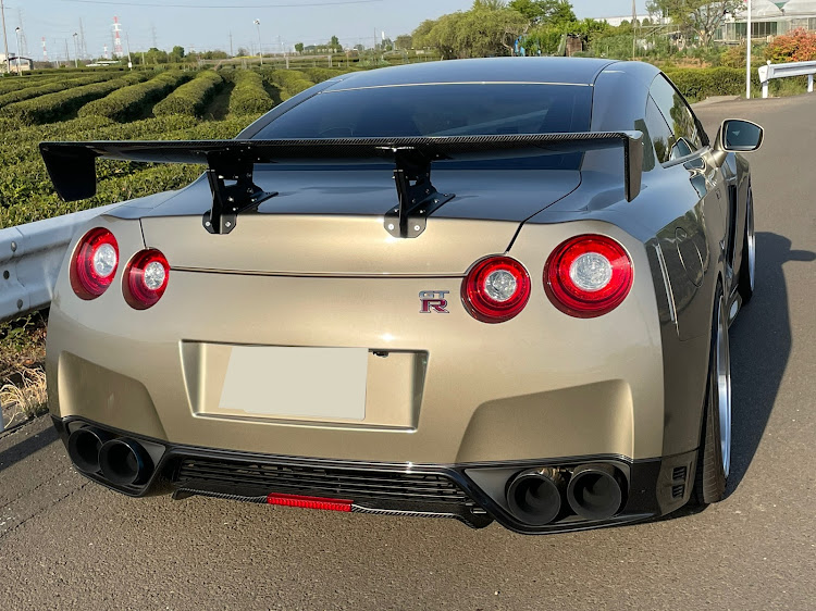 NISSAN GT-RのVARIS GT-WING・ローマウント・カーボン・R35GT-Rに関するカスタム事例の投稿画像1枚目
