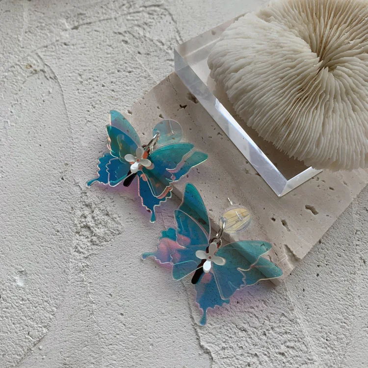 Zilveren Naald Originele Gradient Phantom Dance Vlinder Oorbellen, een unieke accessoire dat elke outfit verfraait met elegantie.