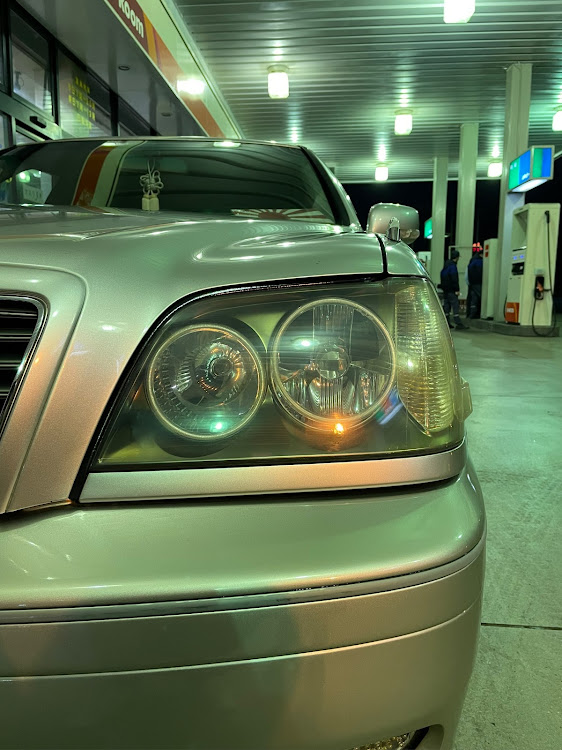 クラウンアスリートの新年のご挨拶・洗車・DIY・ヘッドライト みがきに関するカスタム事例の投稿画像2枚目