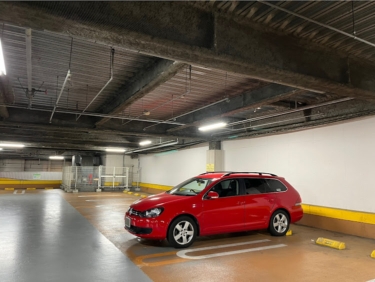 ゴルフ ヴァリアントのゴルフヴァリアント・フォルクスワーゲン・赤い車好きな人と繋がりたい・駐車場は盛れるに関するカスタム事例の投稿画像1枚目