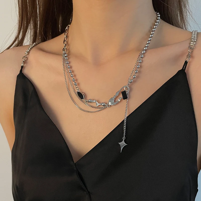 Collier Black Diamond Pin Stitching avec pompon croisé, un accessoire élégant pour sublimer votre style quotidien avec une touche de raffinement.