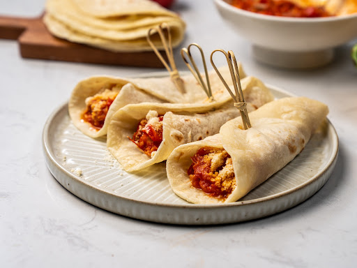 This is a traditional delicacy full of rich Mexican flavor - fajitas burrito. Before rolling in the fillings, a layer of grated cheese is sprinkled on the crust. The hot crust can quickly melt the cheese. You can feel the full-bodied taste with one bite, 