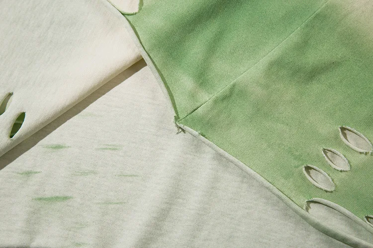 T-shirt homme à manches courtes avec motif abstrait papillon et collier. Confort et style pour un look unique et tendance.