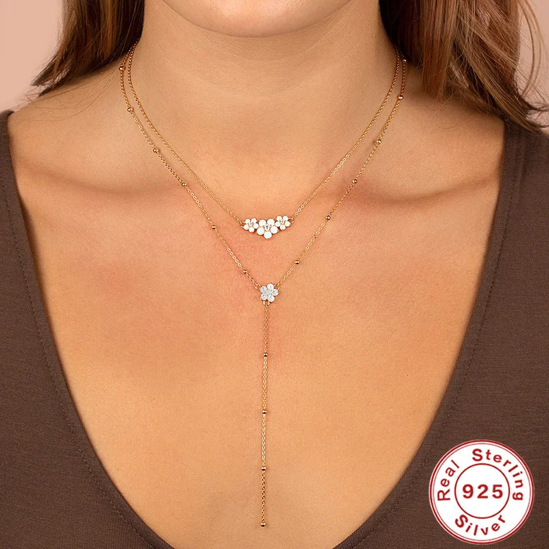 Y-vormige ketting S925 Sterling Zilver met spacer kralen, strass steentjes en bloemhanger. Een elegante en glinsterende halsketting.
