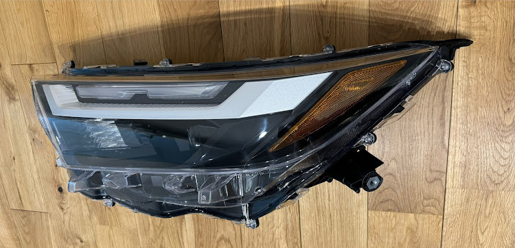 RAV4のUSDM・woodland edition・サイドマーカー・ウィンカーポジション・ヘッドライト交換に関するカスタム事例の投稿画像4枚目