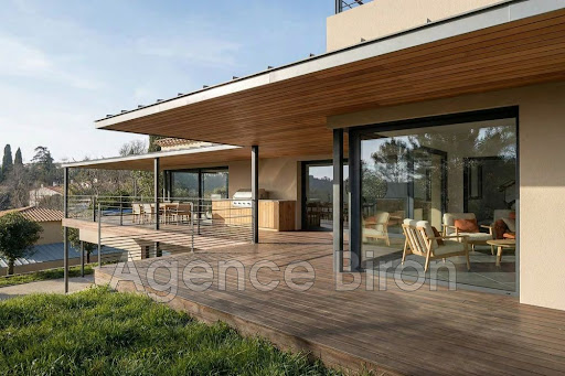 Wooden terrace with outdoor furniture and kitchen in this luxury land for sale in Aix-en-Provence ($1,523,770 - 892 m²)