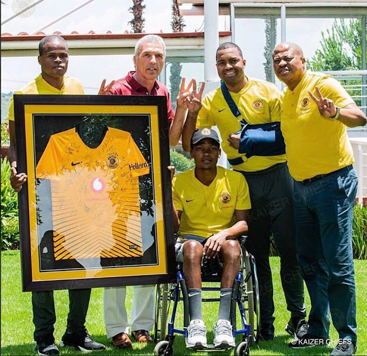 Kaizer Chiefs stand-in captain Willard Katsande, coach Ernst Middendorp, injured keeper Itumeleng Khune and team manager Bobby Motaung pose with Wiseman Meyiwa at the c l u b’s headquarters yesterday.