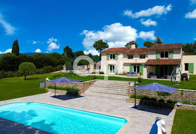 Villa avec piscine et terrasse 1