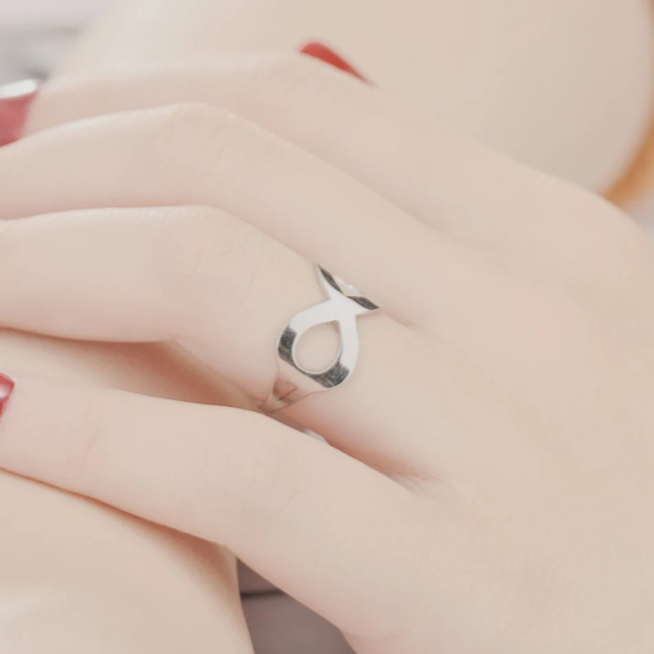 Bague simple en acier inoxydable pour femme, un bijou de mode élégant et minimaliste. Accessoire polyvalent pour un style quotidien.
