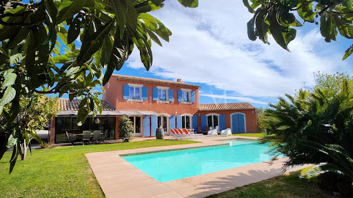Villa with pool 1