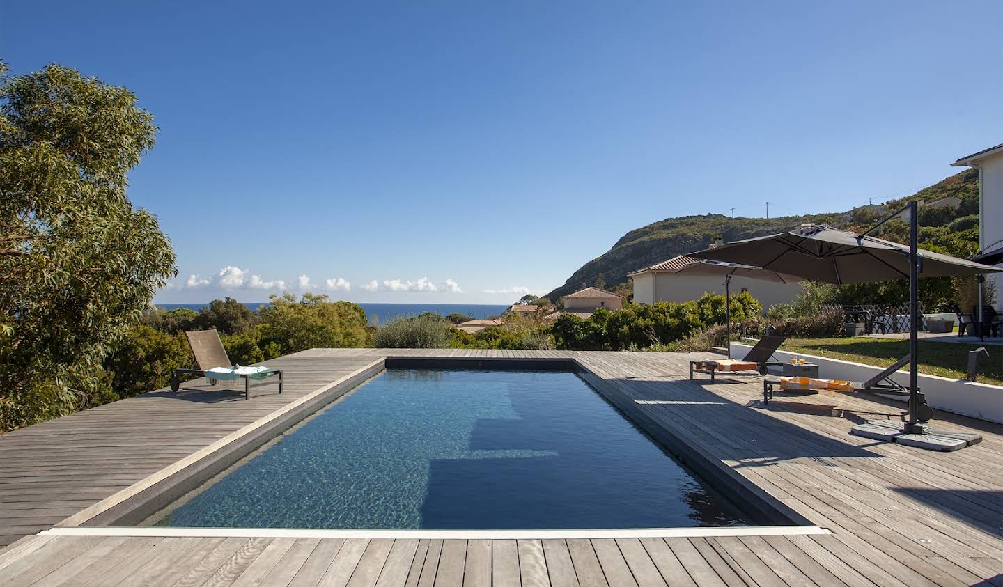 Villa avec piscine en bord de mer Sisco